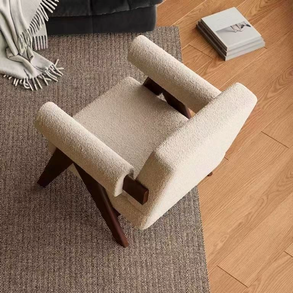 Extravaganter Bouclé-Sessel im Retro-Design