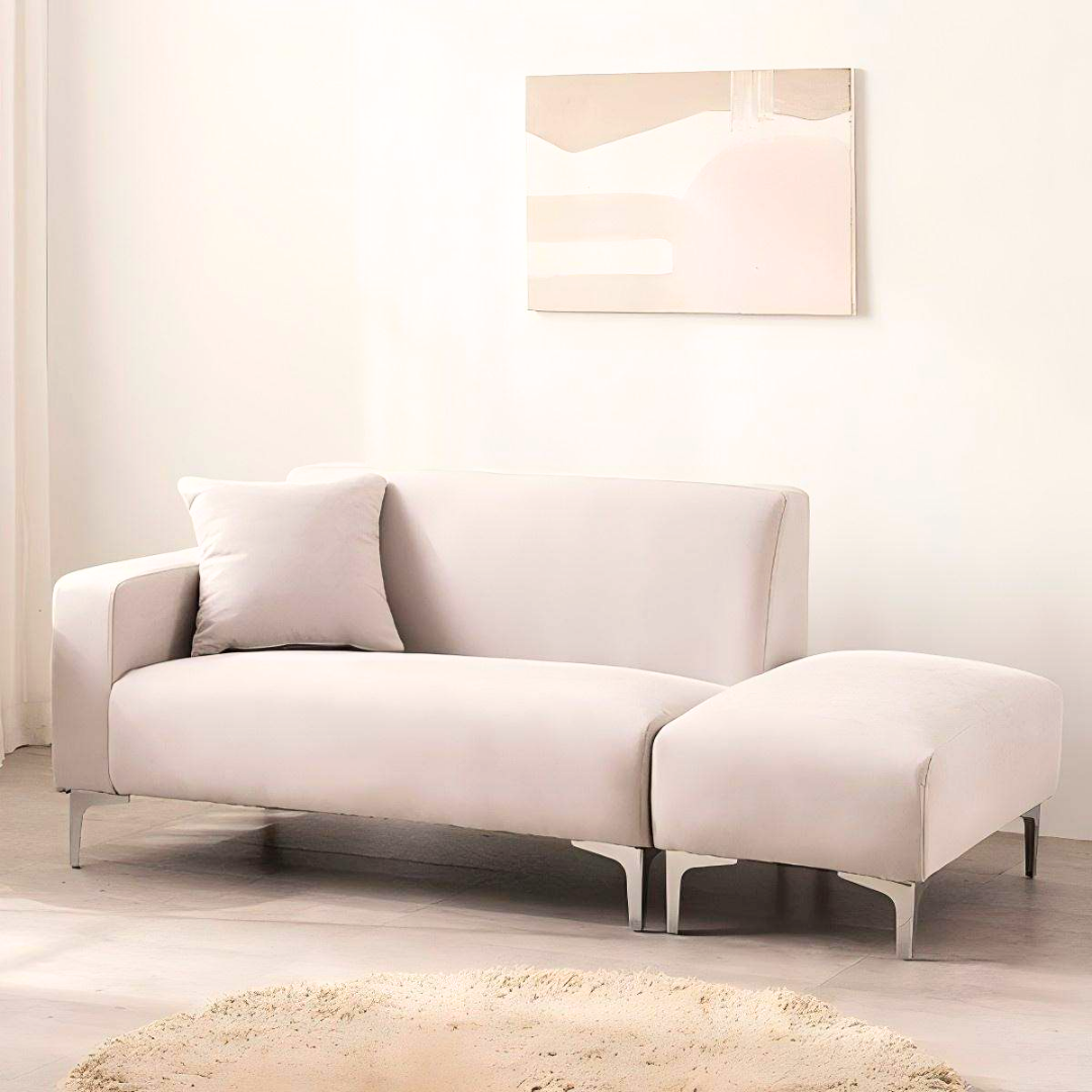 Minimalistisches Design-Sofa mit passendem Hocker