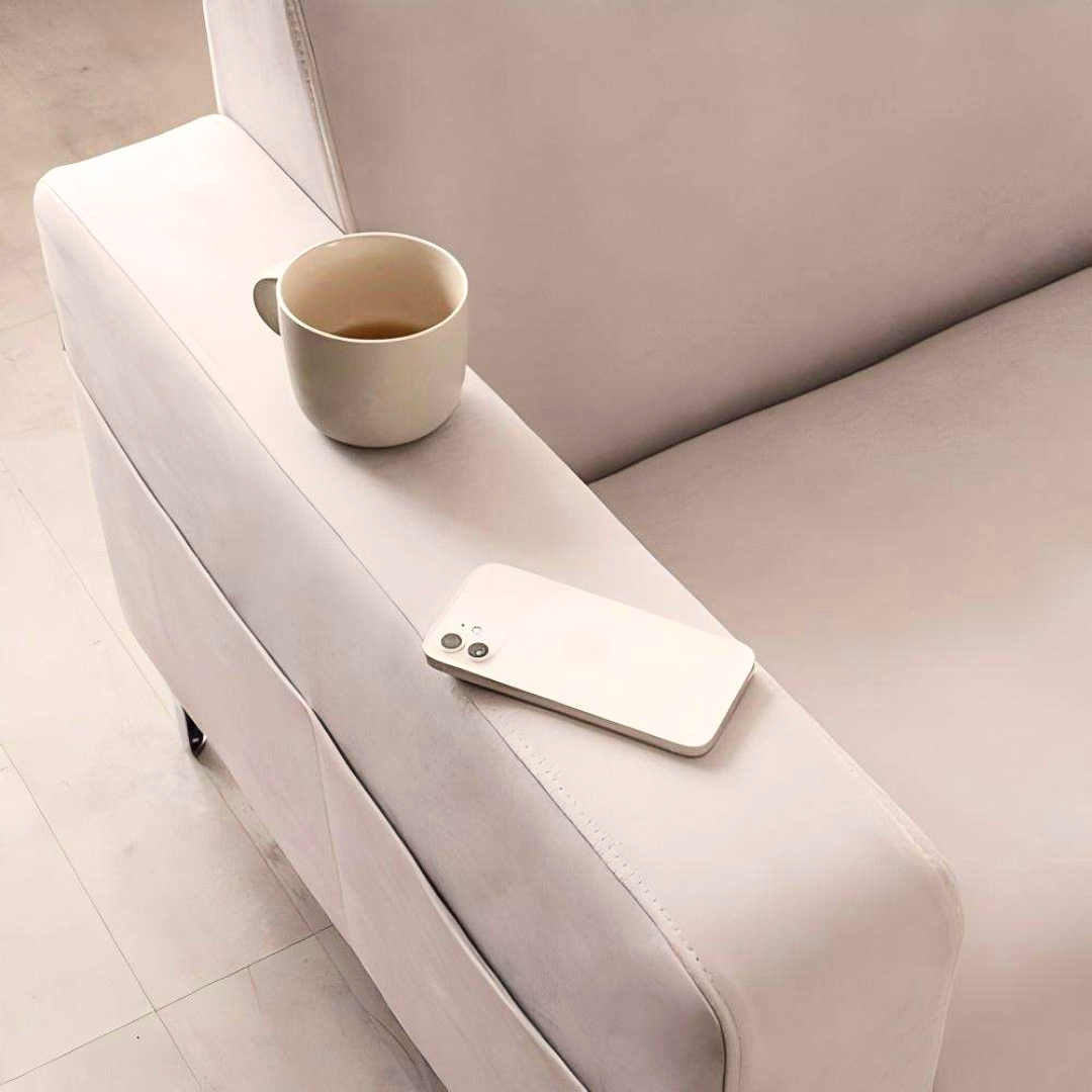 Minimalistisches Design-Sofa mit passendem Hocker