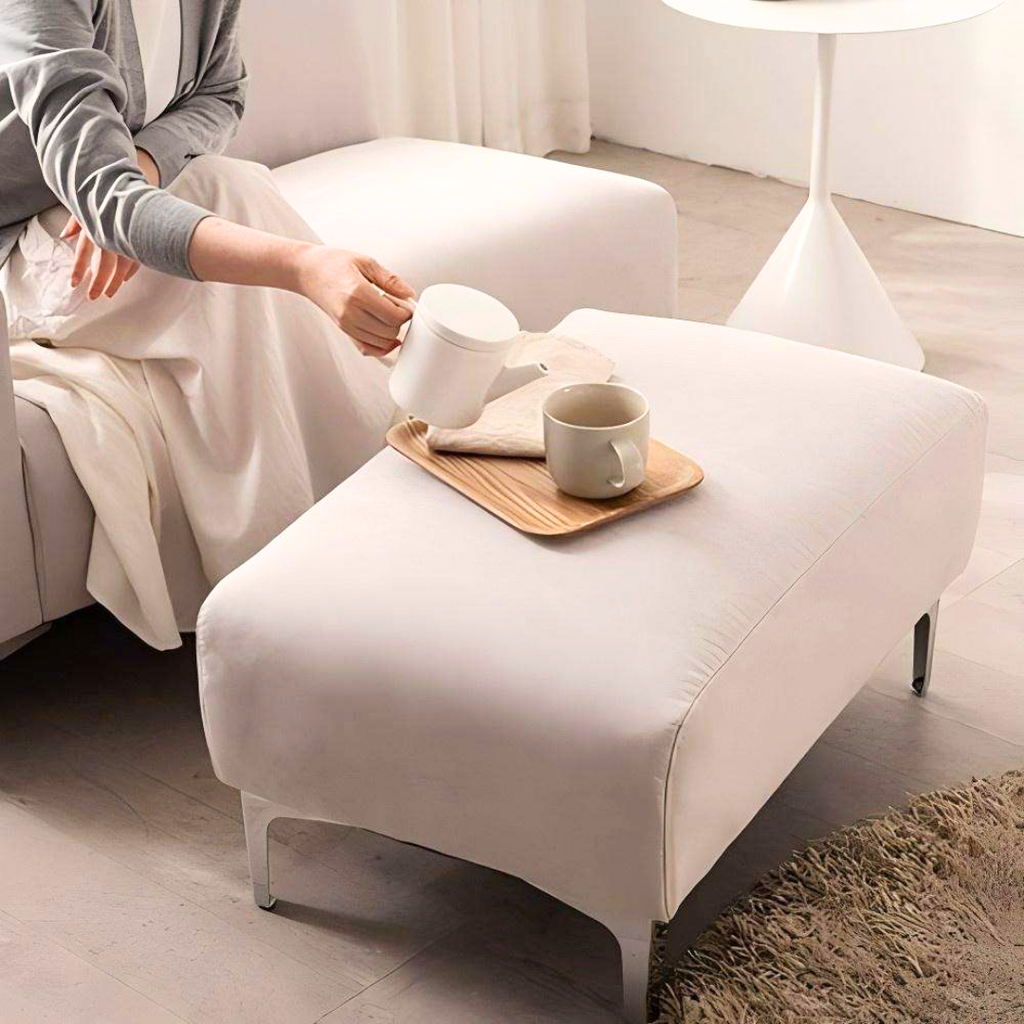 Minimalistisches Design-Sofa mit passendem Hocker