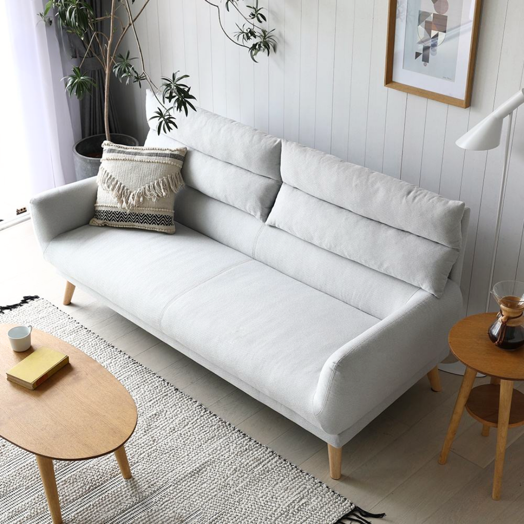 Skandinavisches Design-Sofa mit hoher Rückenlehne